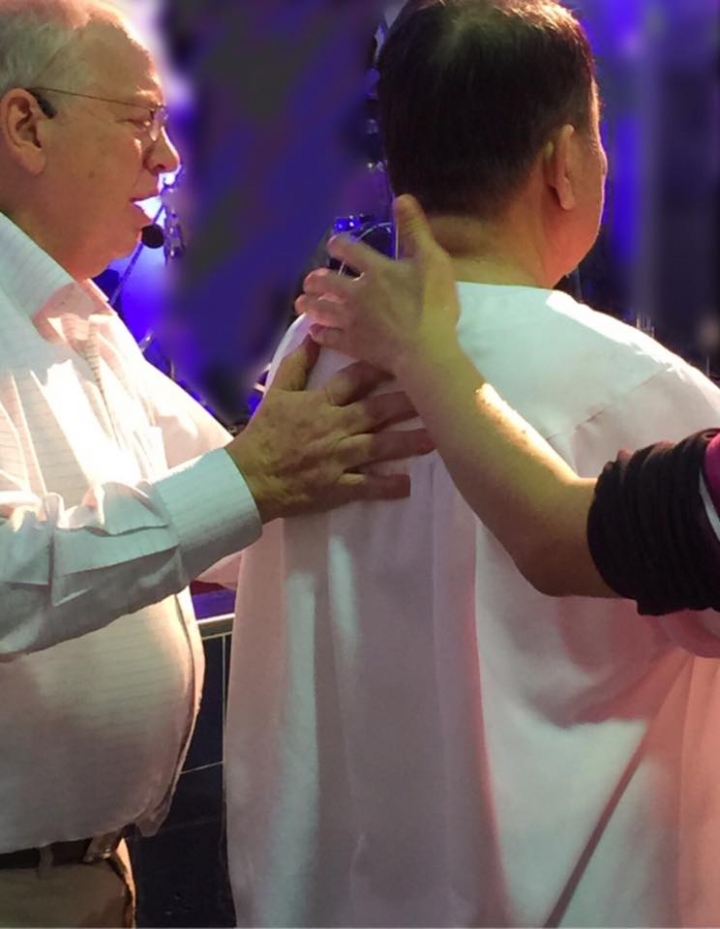 孫耀威的爸爸在12月27日主日受洗。(圖:孫耀威/Facebook)