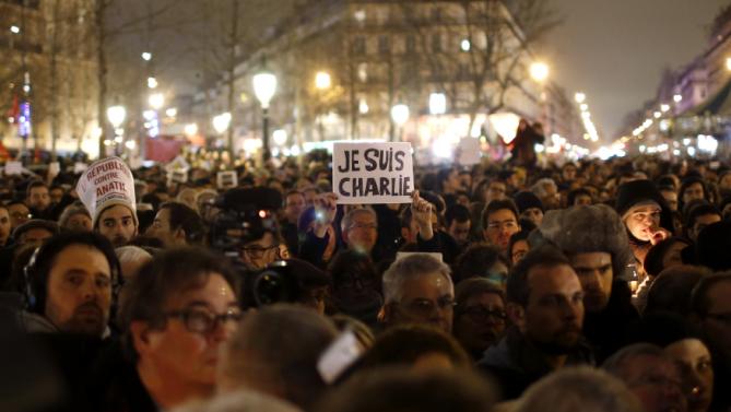 法國巴黎《查理週報》(Charlie Hebdo)7日發生恐怖槍擊案，至少12人死亡。巴黎市民當晚在共和國廣場舉行燭光晚會悼念死難者，手持「我是查理」標語聲援言論自由。(圖:路透社)