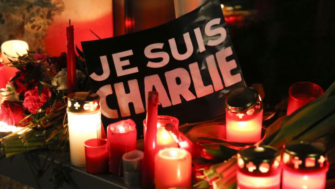 德國柏林的法國大使館外已有人擺放了蠟燭和鮮花悼念《查理週報》辦公室遇襲的死難者，黑底白字標語寫著「我是查理」聲援言論自由。(圖:路透社)