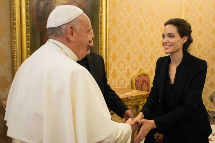 1月8日好萊塢巨星安祖蓮娜.祖莉(Angelina Jolie)與羅馬天主教教宗方濟在梵蒂岡會面。安祖蓮娜新戲《永不屈服》獲教廷欣賞，獲邀請到梵蒂岡舉行放映禮。(圖:AFP/Getty Images)