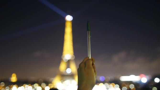 法國8日舉行了全國哀悼活動，著名地標巴黎鐵塔在晚上8時關燈，表示哀悼。市內大量市民與晚間聚集，手上拿著「我是查理」的標語和一支筆，表示支持言論自由。(圖:路透社)