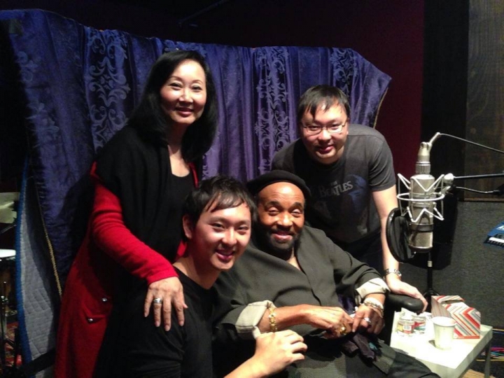 2013年10月，香港福音組合「鐘氏兄弟」有幸在《One World》一曲中和安德烈.克勞奇(Andraé Crouch) 合作。(圖: 鐘氏兄弟/Facebook)