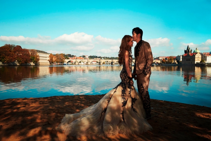 周杰倫和昆凌在法國巴黎、德國新天鵝堡及捷克布拉格的查理大橋三地取景拍下完美婚照。(圖:Facebook/Jay Chou)