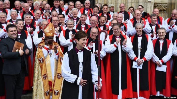 首任女主教萊恩與約克大主教洗達姆在約克大教堂外一同拍照。(圖: BBC)