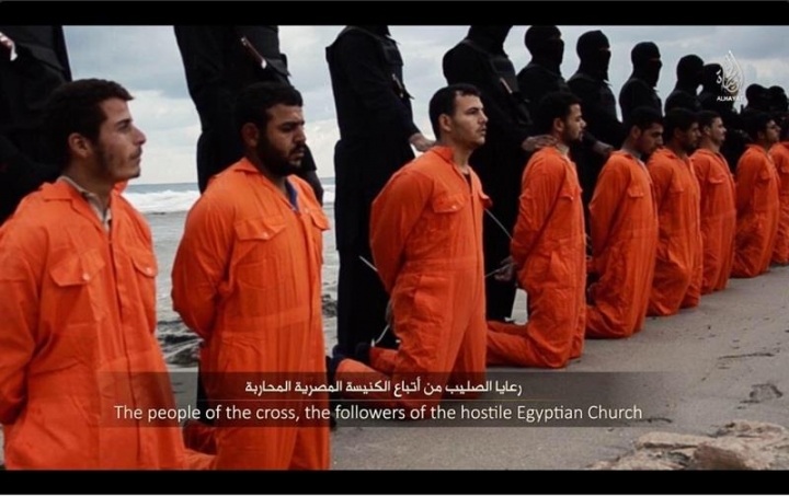 伊斯蘭國在特推上公布21名埃及基督教徒被斬首的影像。（圖：Twitter）