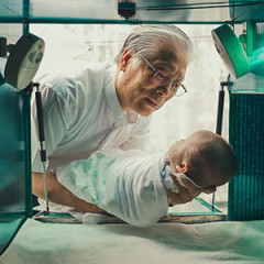 南韓的李鐘落(Lee Jong-rak)牧師被神感動要照顧被人遺棄的嬰孩