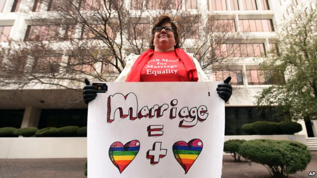 支持同性婚姻人士在法庭前舉標語牌表示支持婚姻平權。（圖：VOA美國之音）