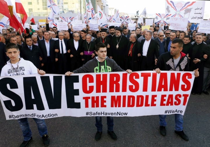 2月底，黎巴嫩貝魯特有亞述示威人士拉起橫額聲援上伊斯蘭國組織綁架的亞述基督徒。（圖：路透社/MOHAMED AZAKIR）