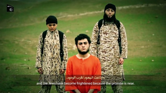 伊斯蘭國釋出視頻，顯示他們使用看來未滿12歲的童子兵作劊子手，令人髮指。