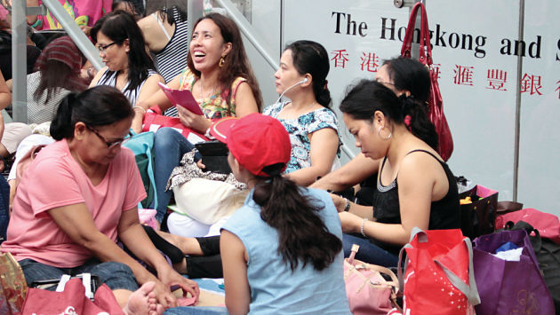 香港政府自七十年代起准許外籍家庭傭工來港工作，以解決本地全職留宿家庭傭工供應不足的問題。（圖：網絡）