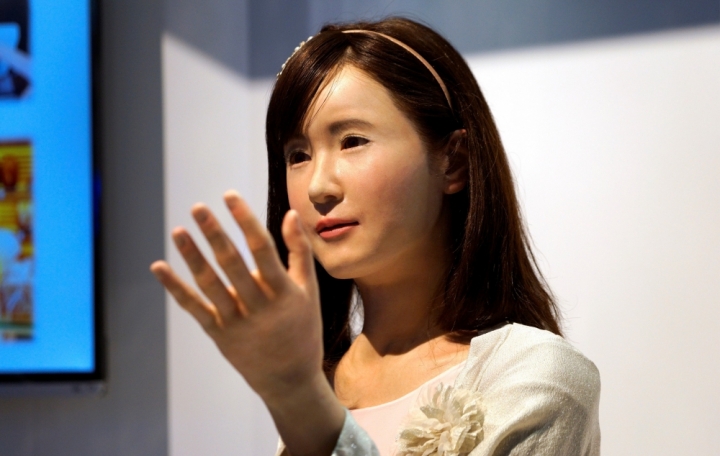 安卓系統的機械人ChihiraAico在2015年國際消費電子展的東芝展台向參觀者演示。（圖：路透社/RICK WILKING）