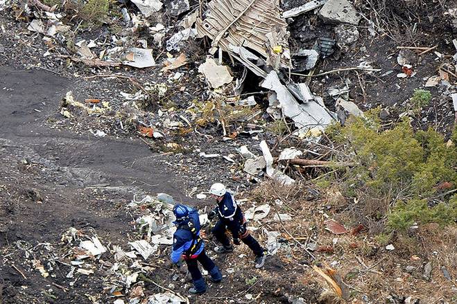 法國內政部發布在法國南部山區墜毀飛機現場的情況.