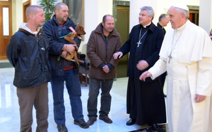 羅馬天主教教宗方濟與露宿者談話，攝於2013年12月。(CNS/Reuters/L'Osservatore Romano)