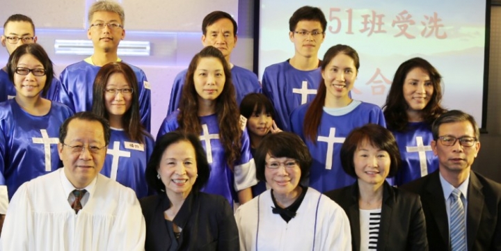 台灣知名藝人李亞萍在上個主日（29日）帶同罹患直腸癌三期的女兒余苑綺，在台北合一基督教會受洗，正式成為基督徒。（圖：台北合一基督教會）