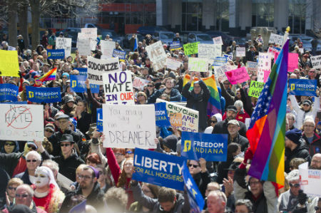 上月底美國印第安納州通過《宗教自由復原法案》，有反對人士集會抗議。（圖：AP/達志影像）