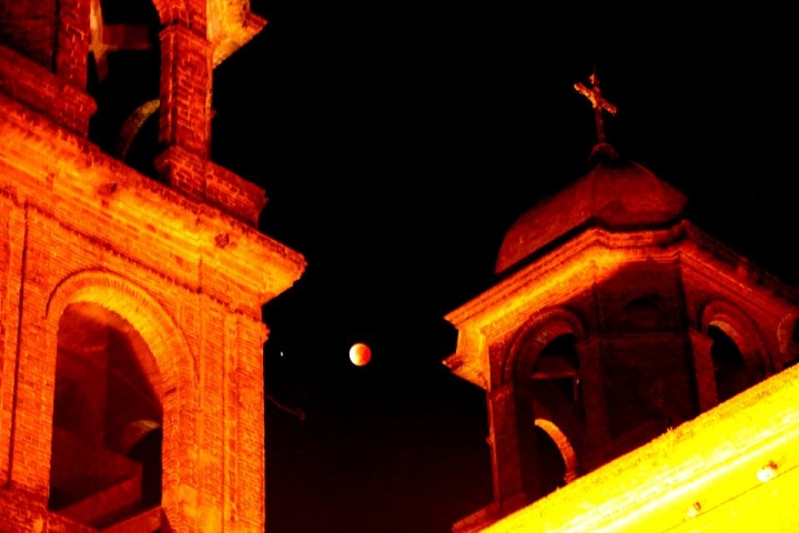 2014年4月15日耶穌受難節當日拍攝到的血紅月亮。(By Uruhack (Own work) [CC BY-SA 3.0 (http://creativecommons.org/licenses/by-sa/3.0)], via Wikimedia Commons)