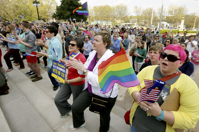 阿肯色簽署新宗教自由法案後，支持同性戀的社群來勢汹汹地湧到州議會台階。(圖：英國每日郵報)