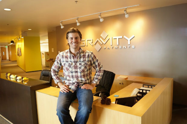 西雅圖信用卡處理公司Gravity Payments行政總裁普賴斯（Dan Price）給我們示範了他的喜樂之道。(圖：geekwire)