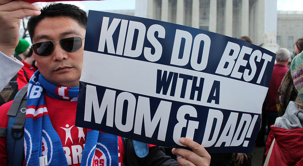 傳統婚姻支持者在美國最高法院門外示威，高舉標語指出孩子有父親和母親是最好的。(圖:Elvert Barnes / Creative Commons)