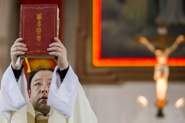 中國天主教神父進行彌撒儀式。