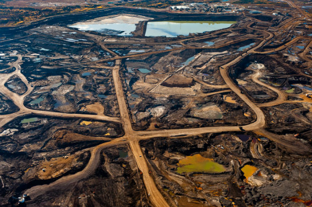媒炭和焦油砂這兩種能源是製造最多污染的化石燃料。圖為開採焦油所帶來的環境禍害。