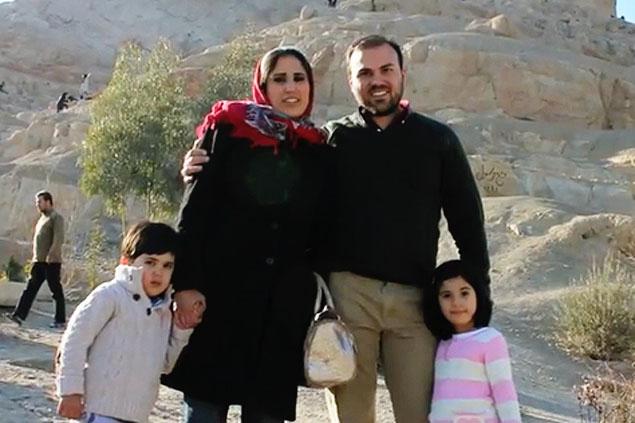 因信奉基督教而被囚禁在伊朗監獄兩年半的薩伊德牧師 (Saeed Abedini)上周四迎來35歲生日。圖為他的妻子和兩名子女。