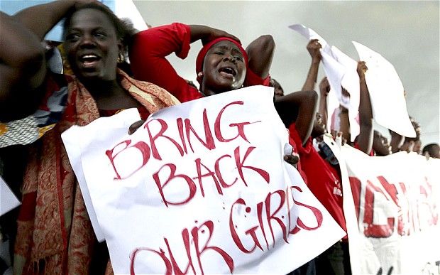 博科聖地去年4月14日擄拐276名女生，震驚國際。婦女到國會前呼叫「還我女孩」。(圖：路透)