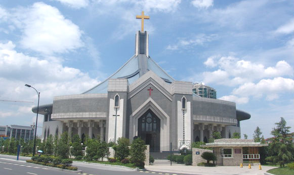 杭州巿著名的官方教堂基督教崇一堂發表聲明，對《規範》中針對基督教宗教建築的要求提出意見，認為立法有違憲法對尊重信仰自由的規定。