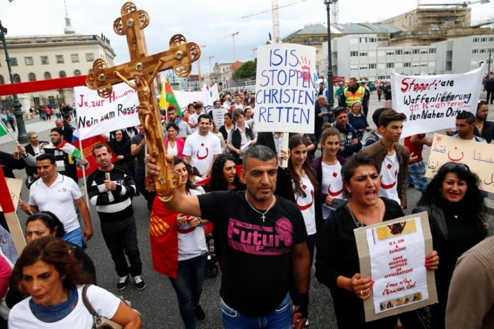 德國的伊拉克基督徒去年8月中抗議伊斯蘭國對伊拉克基督徒造成的逼害。(圖：路透)