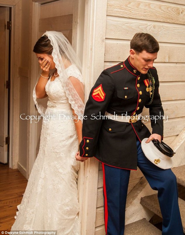 新郎美海軍陸戰隊下士迦勒(Caleb Earwood)和他的妻子瑪吉(Maggie)在婚禮舉行數分鐘前背對著，緊閉著雙眼，手牽手為他們的婚姻和生命向神獻上禱告。(Dwayne Schmidt Photography)