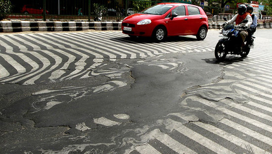 在Twitter上，有用戶上載驚人的圖片，照到首都新德里的一條道路因高熱融化，斑馬線變得扭曲模糊。