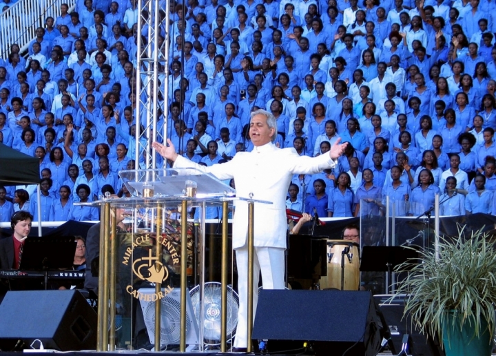 佈道家辛班尼牧師2007年在烏干達國際體育館舉行佈道會。(圖:路透社)