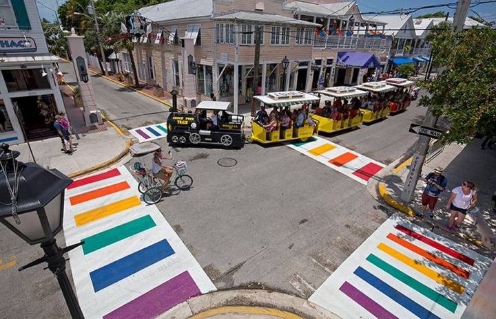 美國佛羅里達州基韋斯特市(Key West)近日在同志娛樂區的街道上安裝了永久性的六色彩虹行人道。(圖:MiamiHerald)