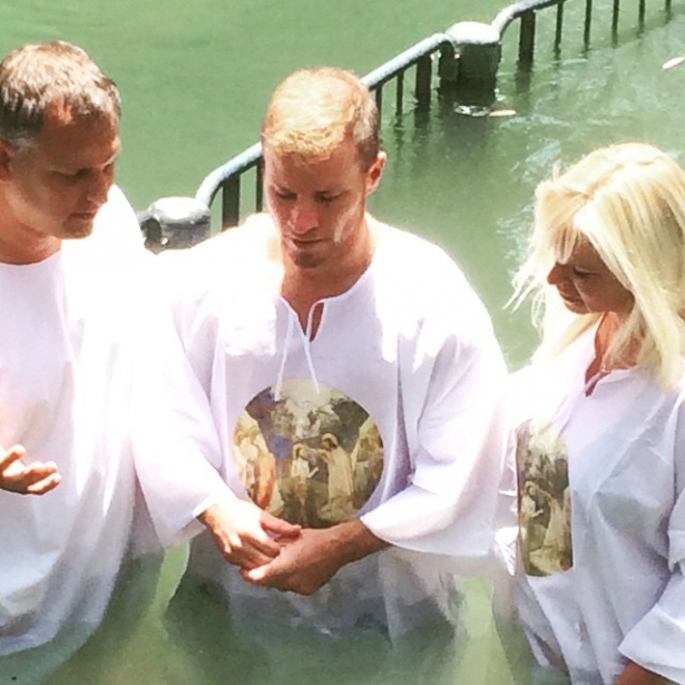 Backstreet Boys的布萊恩.萊特爾(Brian Littrell)與太太5月份在約旦河受洗。(圖:Instagram/rokspics)