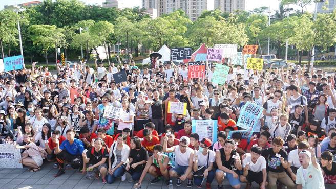 6月14日由台灣榮美教會發起的「614反霸淩！高雄市民站出來」活動中，台灣各級學子、家長等近千人自發性聲援，活動以行動劇表達