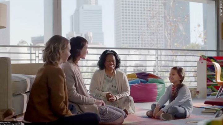 全美最大銀行之一富國銀行(Wells Fargo Bank)最近一個全國電視廣告以一對女同志伴侶與她們領養的孩子做主角，表達對這種同志「家庭」模式的支持。(網絡截圖)