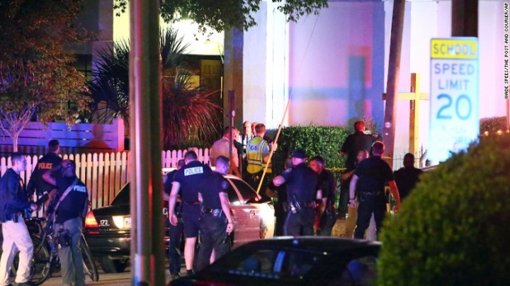 南卡州查爾斯頓市(Charleston)的「以馬內利非裔衛理公會」(Emanuel African Methodist Episcopal Church)17晚遭槍擊後，警方在場連夜調查。(圖:美聯社)