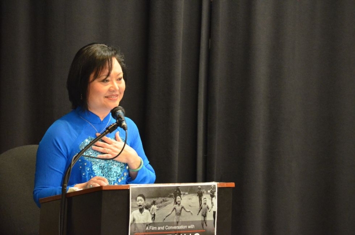 人稱「越戰女孩」的潘金福(Kim Phuc)靠著基督信仰走出了戰爭對她帶來的傷害，學習饒恕，重新擁抱生命。(Sarah Novicoff/hwchronicle.com)
