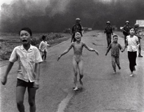 43年前從越南戰爭戰場前線傳來的一張照片轟動了全球：一名小女孩赤裸著身子沿着公路驚慌地奔逃，身旁還有幾個惶恐萬狀的孩子. 