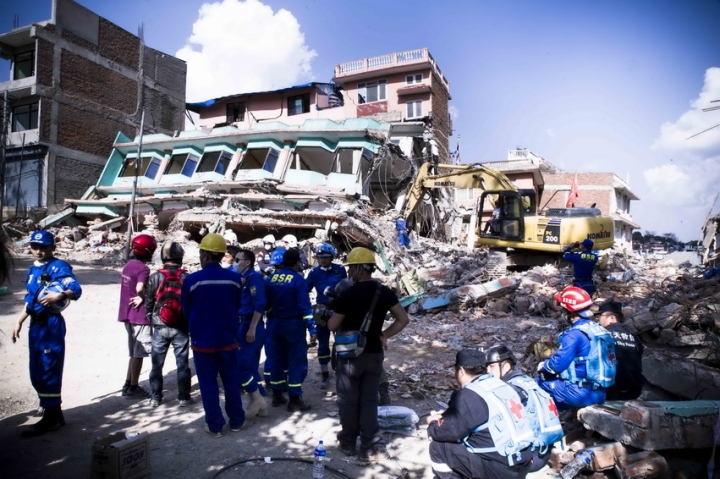 4月25日，尼泊爾7.8級大地震，重災區加德滿都市內到處是瓦礫的房子。 (圖：華人磐石領袖協會)