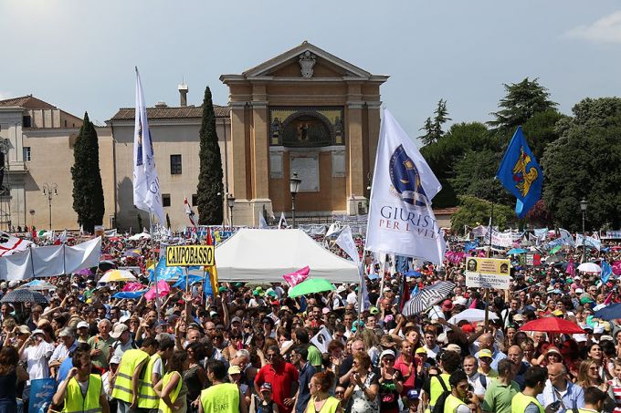 6月20日，意大利羅馬有百萬人上街示威，抗議學校以「性別論」為學生洗腦，並譴責近日意大利參議院提出予以同性伴侶婚姻權利的議案。(Daniel Ibanez/CNA)