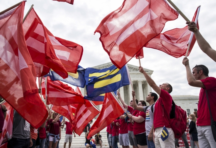 美國最高法院作出最終判決前一天6月25日，支持和反對同性婚姻的雙方在白宮門外遊行。(圖: REUTERS/JOSHUA ROBERTS)