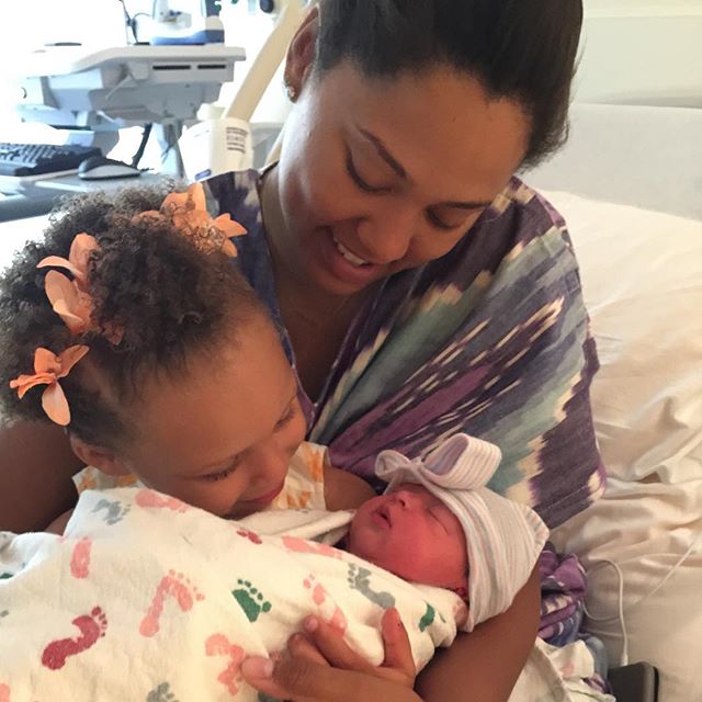 14日，NBA金州勇士隊(Golden State Warriors) 明星球員柯瑞(Stephen Curry)在Instagram上看登出一張太太艾莎抱著二女兒與剛成為姐姐的小萊莉(Riley Curry)兩人望著小嬰兒的合照，畫面動人。(Instagram/stephencurry30)
