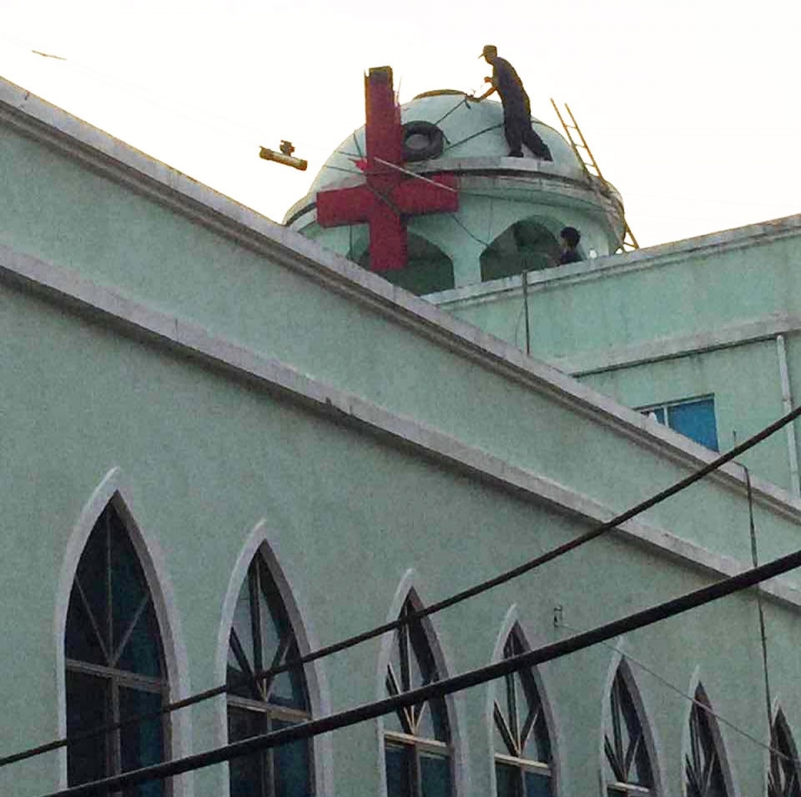 浙江台州溫嶺東海最後一個教堂十字架周二被強拆。(圖：對華援助會)