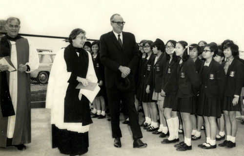 班牧師接受何明華主教的委任，籌辦聖傑靈女子中學。(圖：聖公會《教聲》)