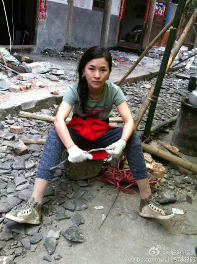 2013年雅安地震時，廖智1戴著義肢奔赴一線當志願者，在餘震中堅持救援，被譽為「最美志願者」