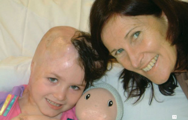 2003年12月15日在澳洲的一間托兒所，一輛汽車意外闖入托兒所，蘇菲受困於起火燃燒的汽車底盤下，全身85%的皮膚遭受灼傷，失去雙腿和其他肢體，幾乎喪命，那年她才兩歲半。(圖：格子外面文化)