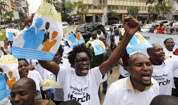 大批肯尼亞基督徒7月6日在首都內羅畢上街遊行，表示反對同志運動，並強烈要求美國總統奧巴馬不要藉著近期的訪問宣傳同志議題。(路透社)