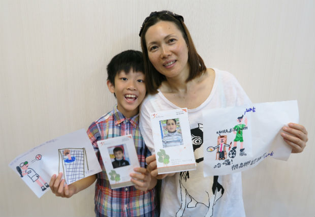 張春蘭師母帶領大兒子宣恩(9歲)一同成為資助人。(圖：台灣世界展望會)