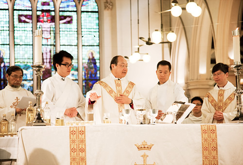 香港聖公會鄺保羅主教主持聖餐儀式。(圖：香港聖公會)